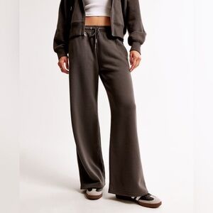 Abercrombie Essential Sunday Wide Leg Sweatpant Medium